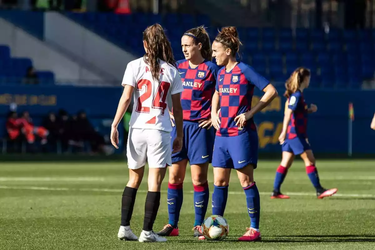 Alexia Putellas junto a Melanie Serrano durante un partido del FC Barcelona femenino