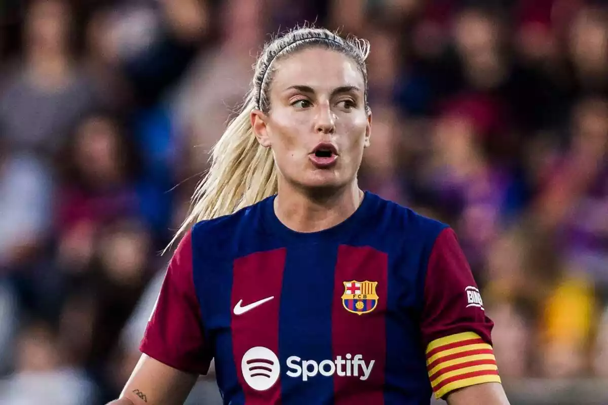 Alexia Putellas durante un partido del Barça Femenino mirando hacia un lado con la boca abierta