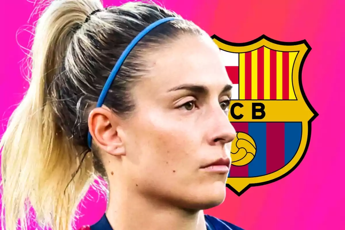 Una jugadora de fútbol con una cinta azul en el cabello rubio aparece en primer plano con el escudo del FC Barcelona de fondo sobre un fondo rosa.