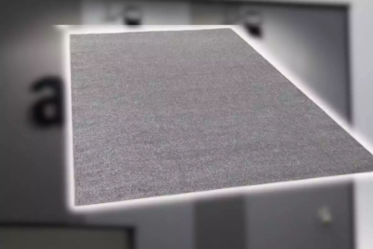 Alfombra gris en perspectiva sobre fondo de Amazon desenfocado Alfombra gris en perspectiva sobre fondo de Amazon desenfocado