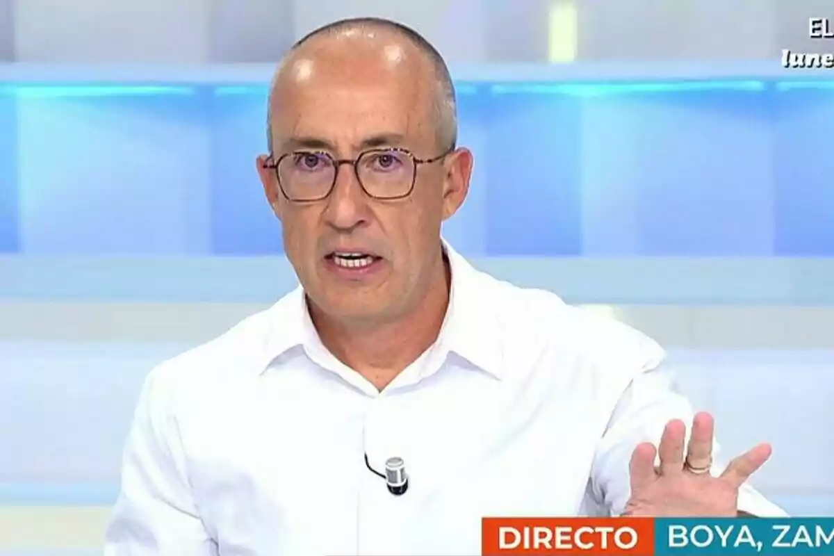 Captura de Alfonso Egea con gafas y camisa blanca hablando en Vamos a ver