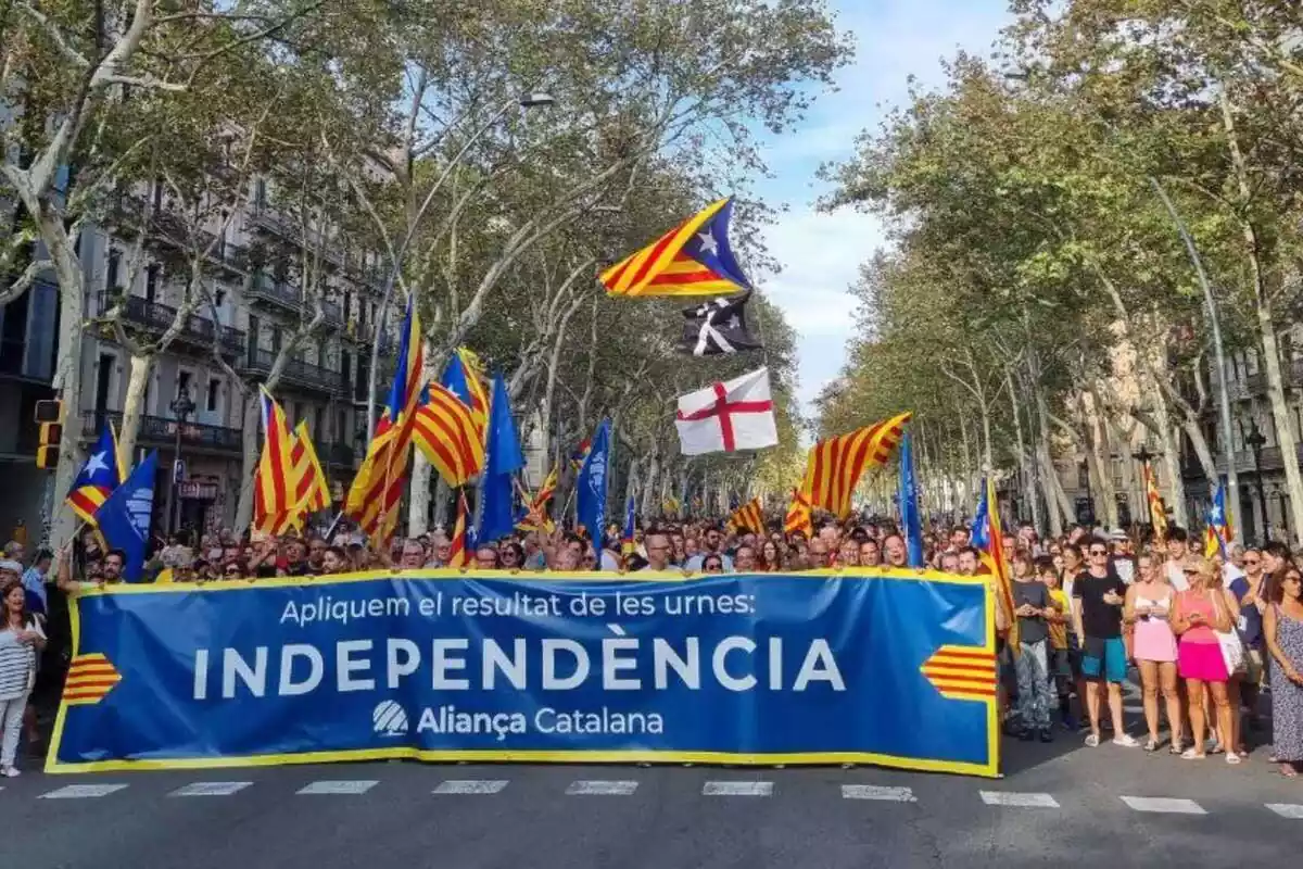 Imagen del bloque de Aliança Catalana en la manifestación del 11S. Miles de persones detrás de la pancarta "Apliquemos el resultado de las urnas: independencia" con fondo azul