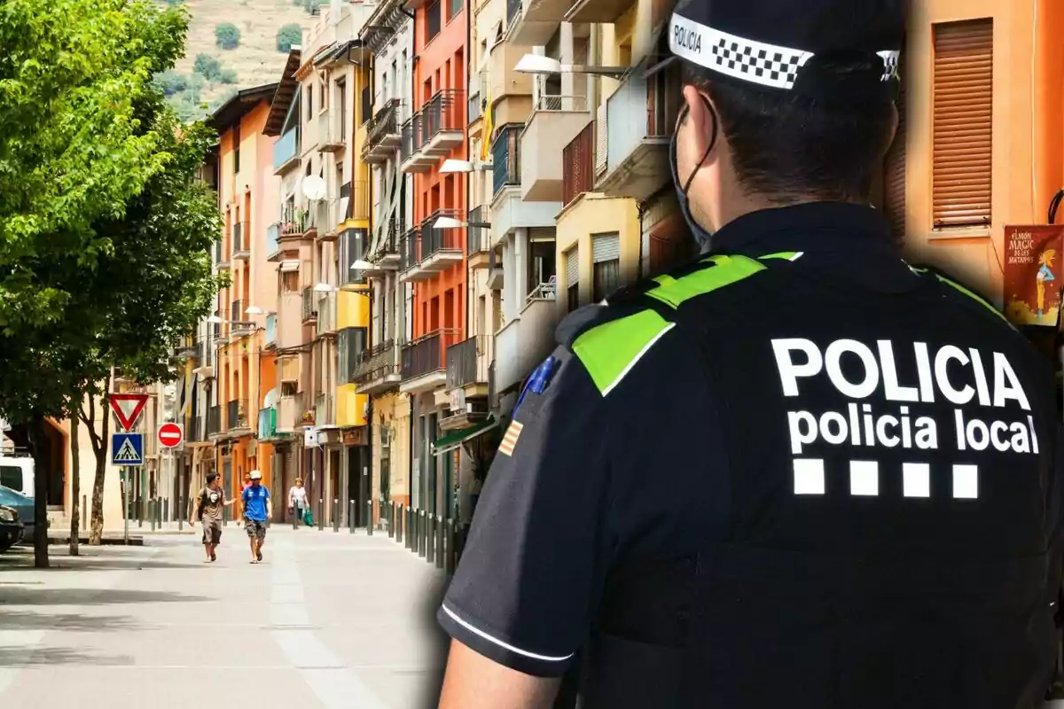 Un policía local de espaldas observa una calle con edificios coloridos y algunas personas caminando.