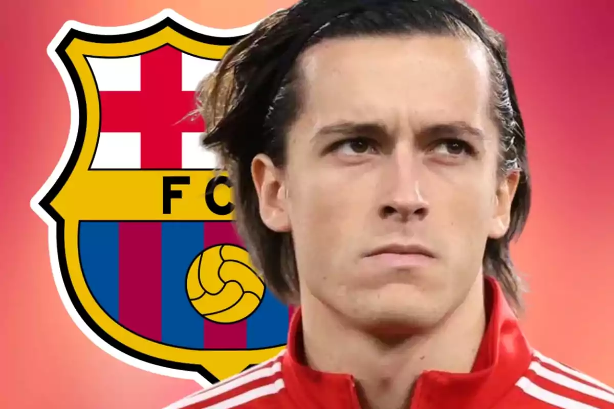 Futbolista con expresión seria vistiendo un uniforme rojo frente al escudo del FC Barcelona sobre un fondo degradado rojo y naranja