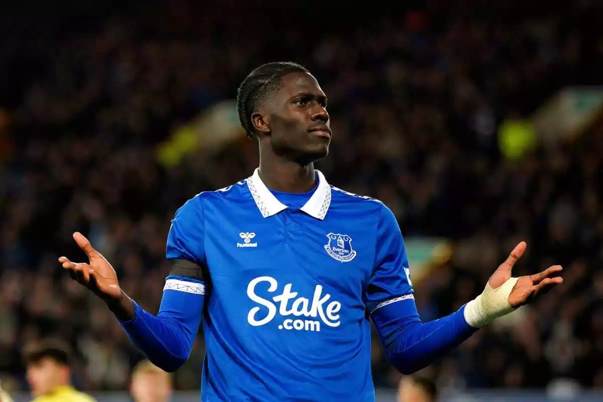 Amadou Onana con la camiseta del Everton haciendo un gesto con los brazos de incredulidad