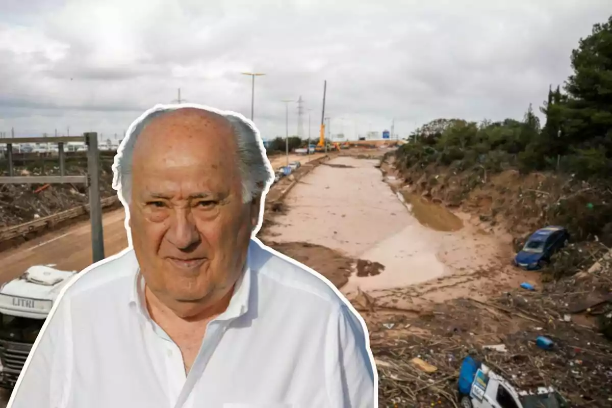 Un hombre mayor con camisa blanca superpuesto sobre una imagen de un paisaje afectado por inundaciones con vehículos dañados y escombros.