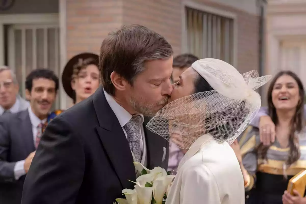 Captura de 'Amar es para siempre' con Marcelino y Manolita besándose el día de su boda