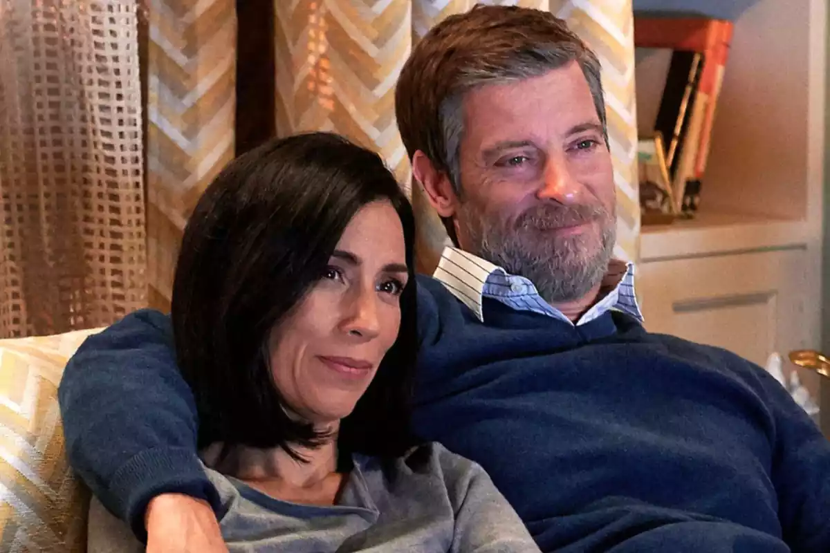 Fotografía de Itziar Miranda y Manu Baqueiro abrazados en Amar es para siempre Fotografía de Itziar Miranda y Manu Baqueiro abrazados en Amar es para siempre