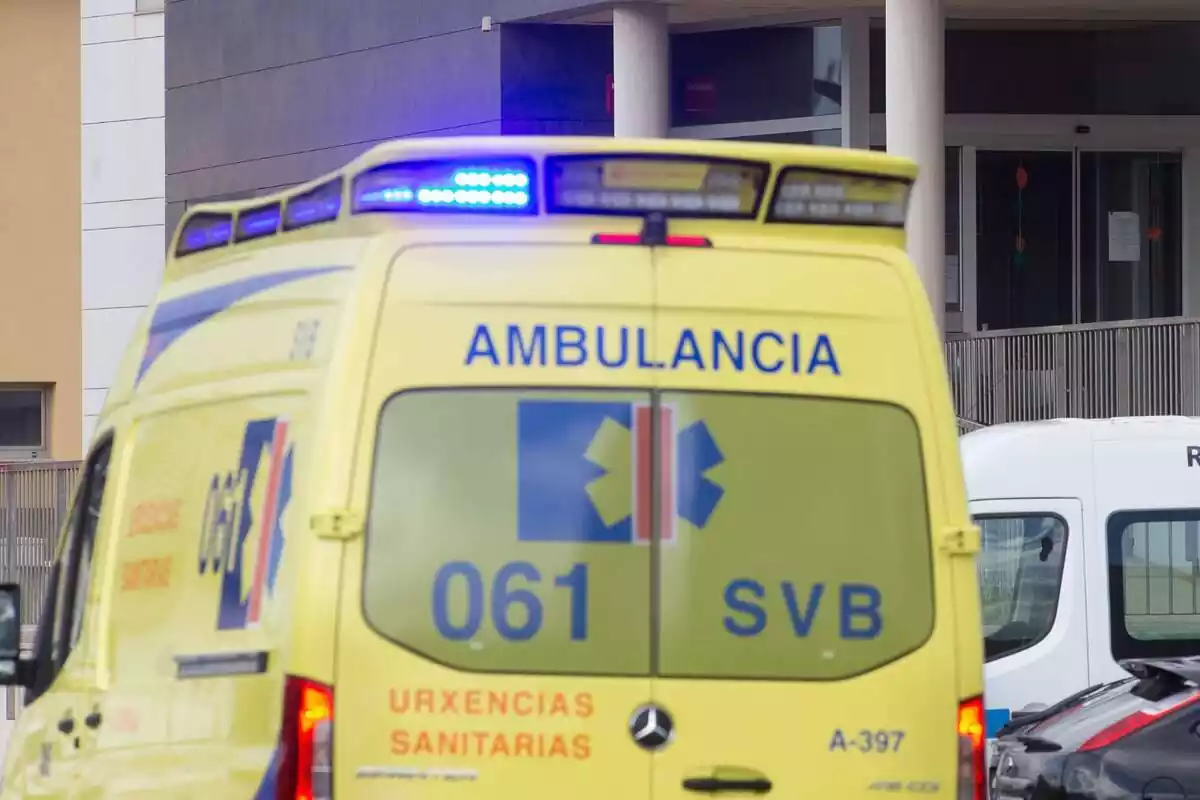 Una ambulancia de la Xunta de Galicia de color amarillo y con varios textos escritos encima