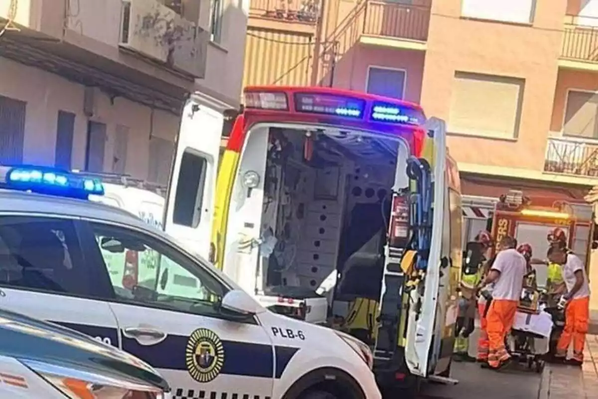Imagen de los bomberos, la ambulancia y la policía local en una calle de Benicarló