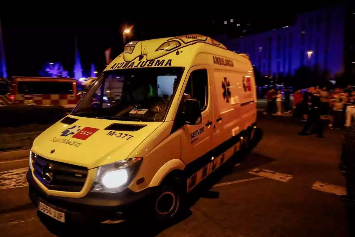 Una ambulancia en las inmediaciones donde ha ocurrido una explosión, de noche, a 6 de octubre de 2022, en Alcorcón (Madrid)