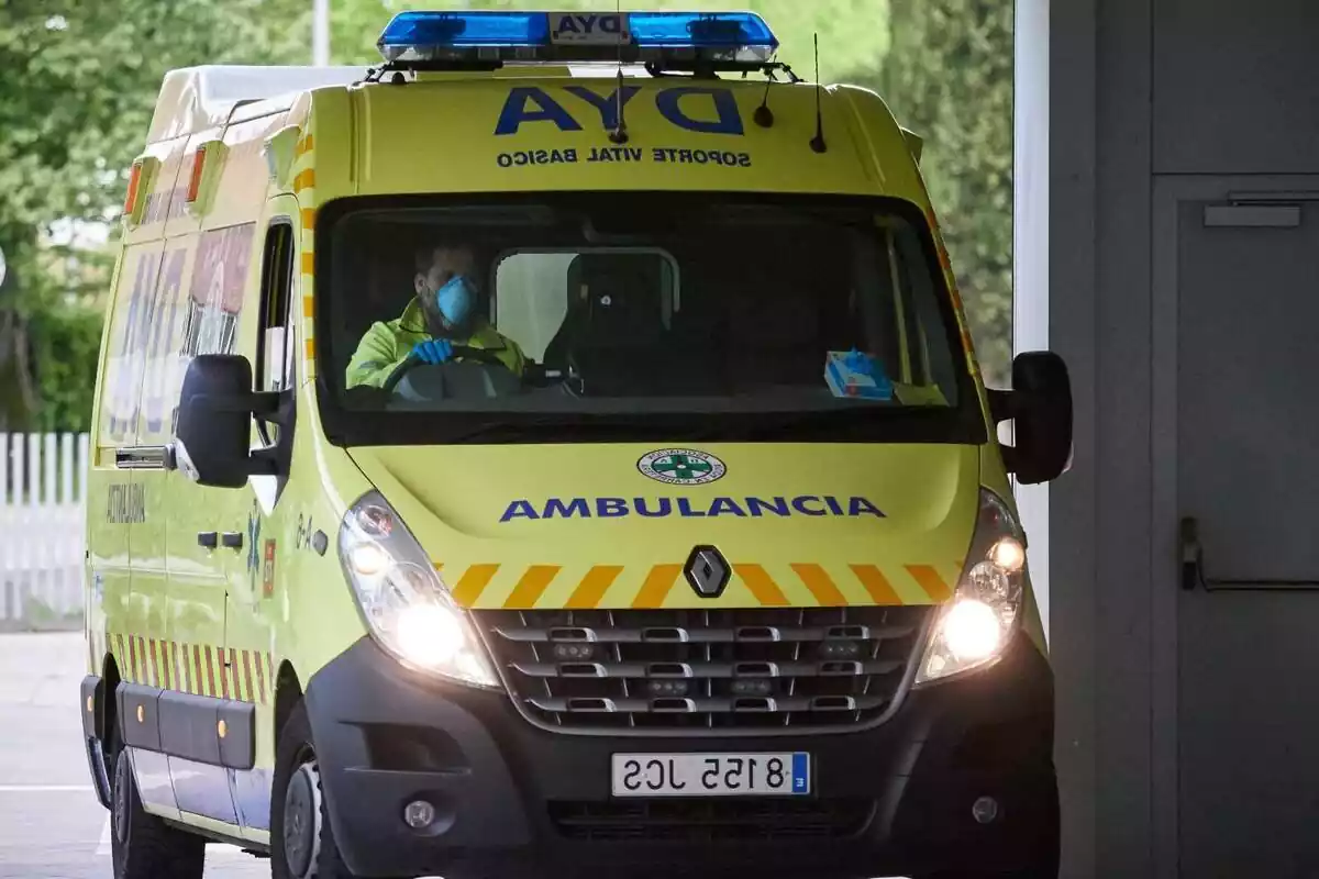Plano frontal de una ambulancia de soporte vital básico en España