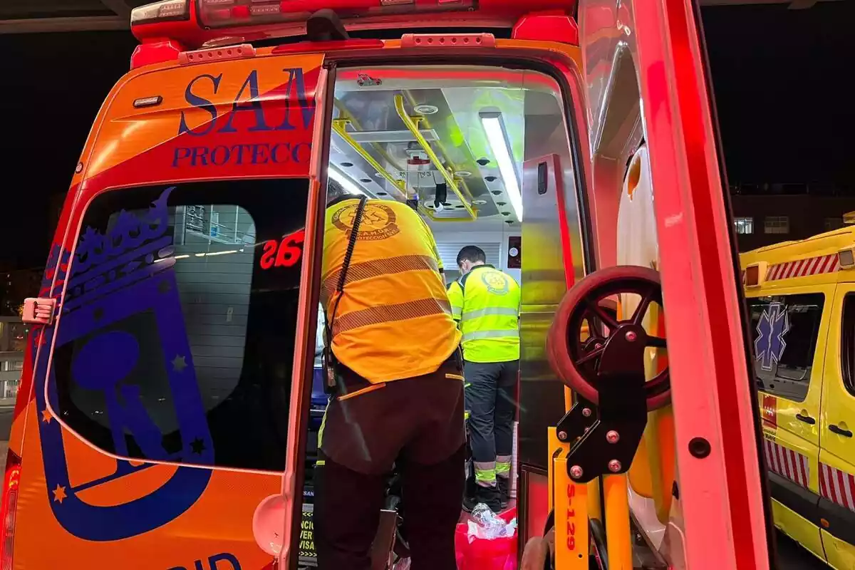 Ambulñancia atendiendo a un herido en la plaza de Dos de Mayo en Madrid