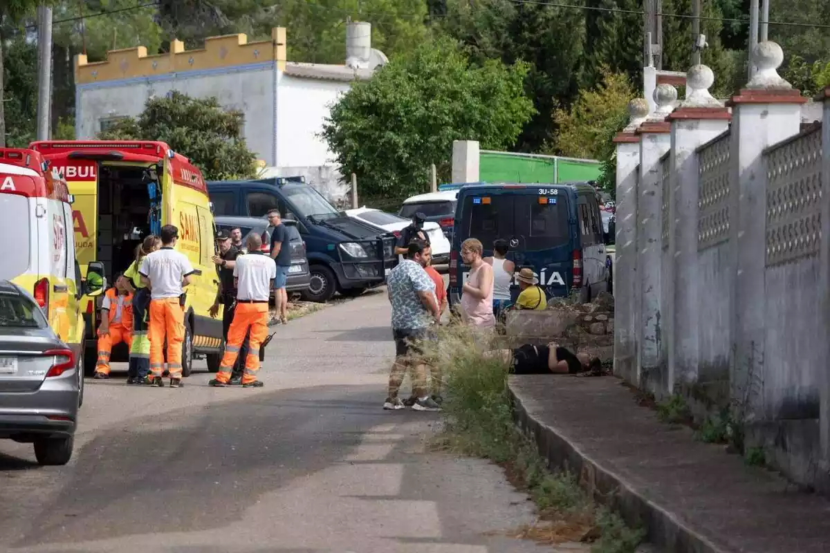 Policia, sanitarios y familiares de Raquel Lorente, asesinada en Alzira