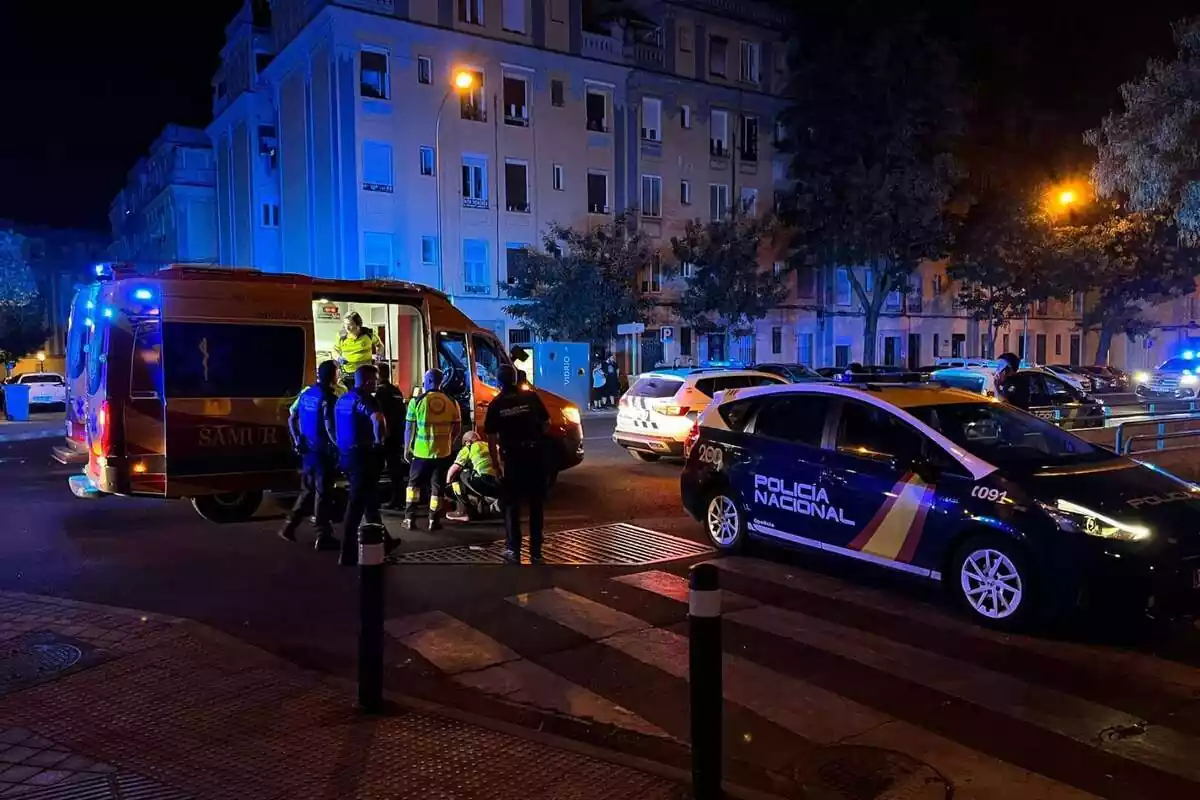 Servicios de emergencias en una calle oscura de Madrid