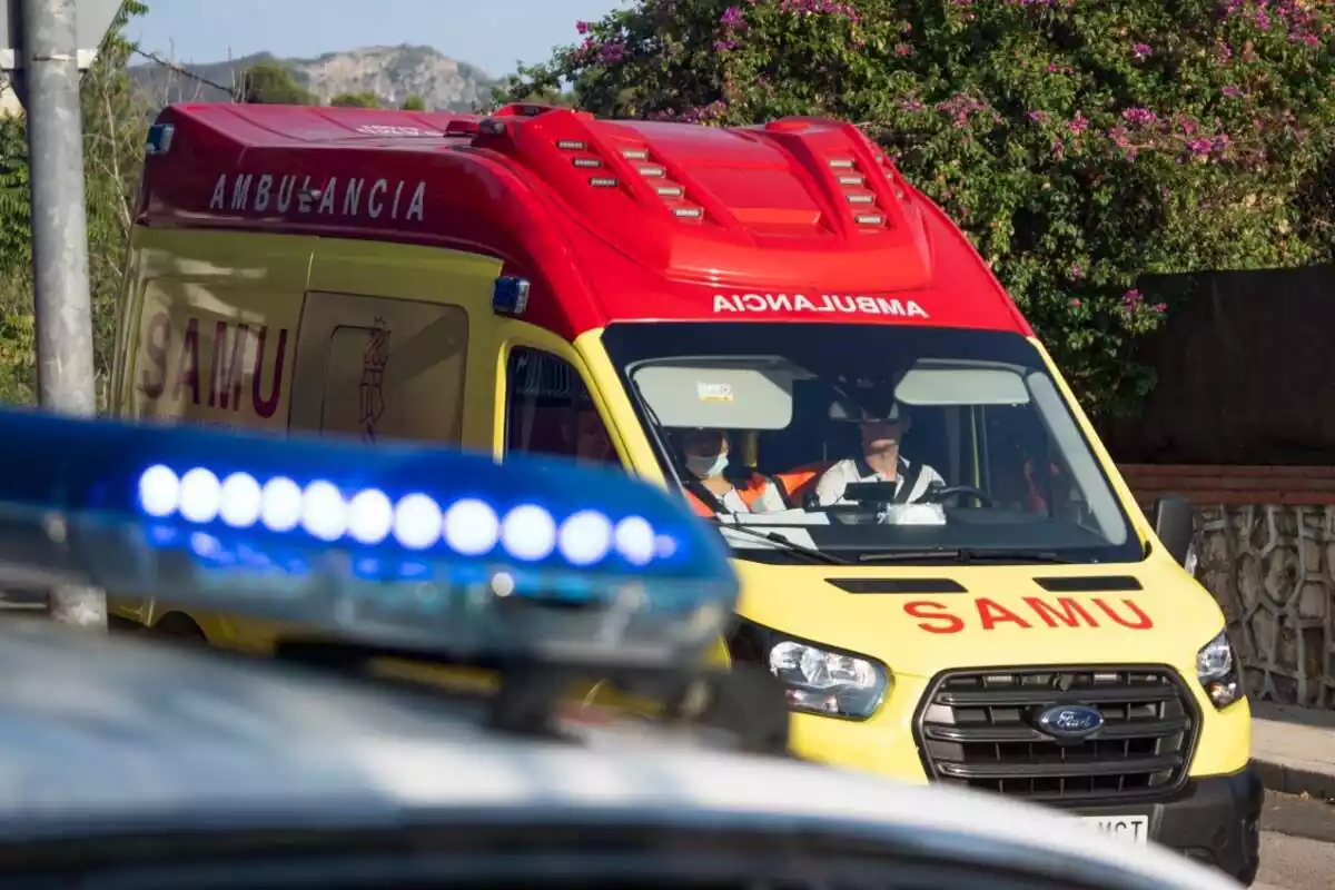 Una ambulancia llega a la casa donde una mujer retenida por un policía retirado, a 30 de agosto de 2023, en Alzira, Valencia