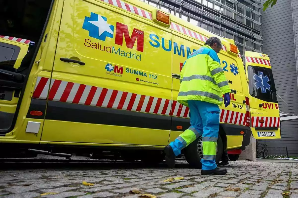 Un sanitario del SUMMA 112 en un día de servicio a 16 de noviembre de 2020 en Madrid (España)