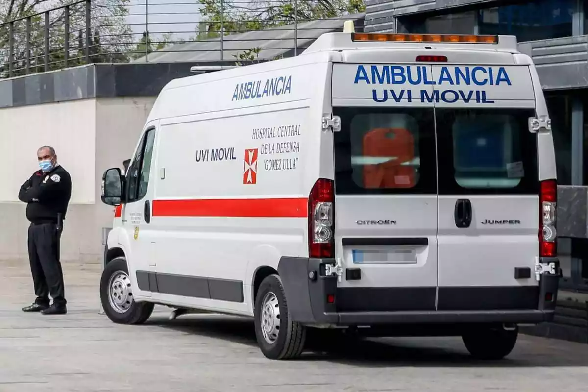 Una ambulancia 'UVI Movil' del Hospital Central de la Defensa, 'Gómez Ulla'