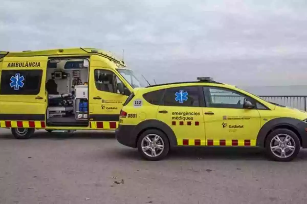 Dos vehículos del SEM frente a una playa en Cataluña