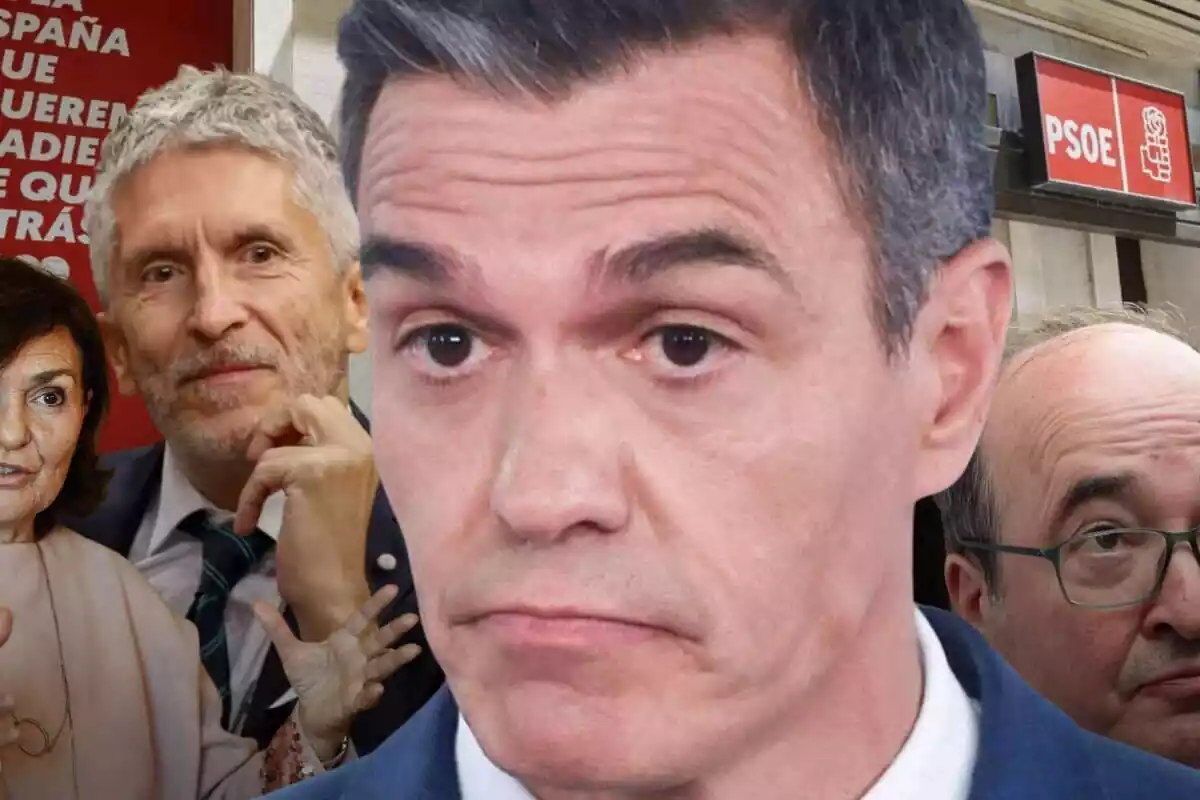 Primer plano de Pedro Sánchez con cara seria, detrás suyo a la izquierda plano medio de Carmen Calvo hablando y levantando las manos y brazos, a su lado plano medio de Fernando Grande-Marlaska sonriendo y tocándose la barbilla con la mano izquierda, y a la derecha, primer plano de Miquel Iceta con cara sería mirando hacia arriba