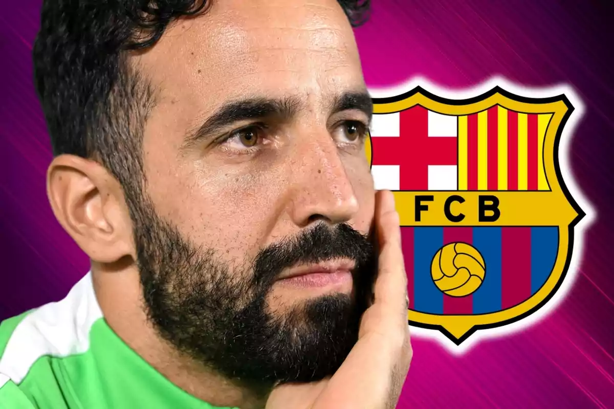 Un hombre con barba y camiseta verde aparece pensativo con el logo del FC Barcelona de fondo.