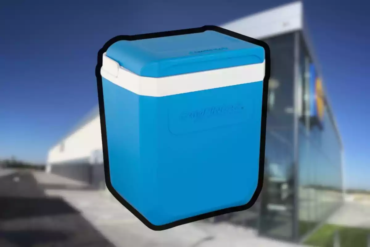 Nevera portátil azul y blanca de Campingaz, sobre fondo de Lidl desenfocado Nevera portátil azul y blanca de Campingaz, sobre fondo de Lidl desenfocado