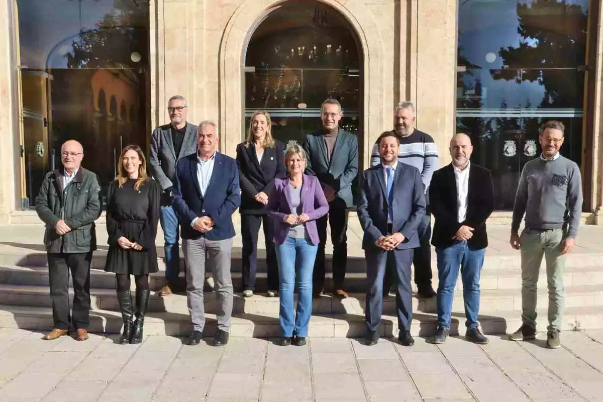 Imagen de los alcaldes, presidentes y mandatarios de consejos comarcales que conforman el Área Metropolitana de Tarragona