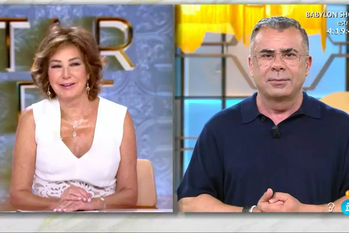 Ana Rosa Quintana y Jorge Javier Vázquez en TardeAR en directo, uno de ellos con un vestido blanco y el otro con una camisa azul.