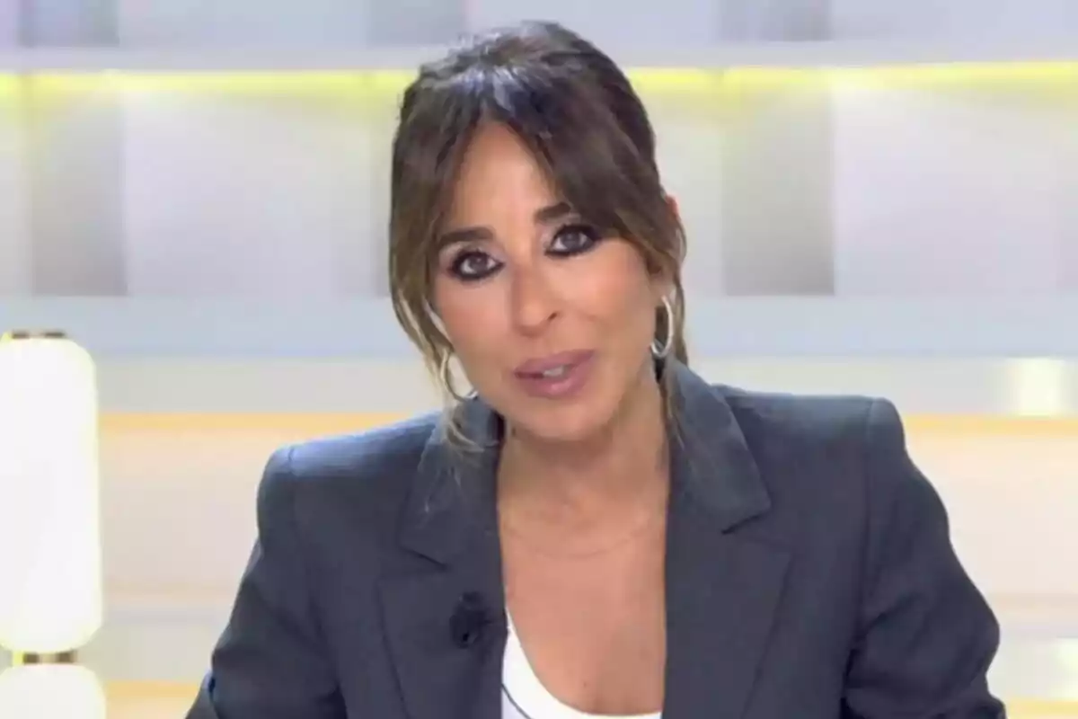 Ana Terradillos con cabello castaño y ojos maquillados usando un blazer gris en La Mirada Crítica.