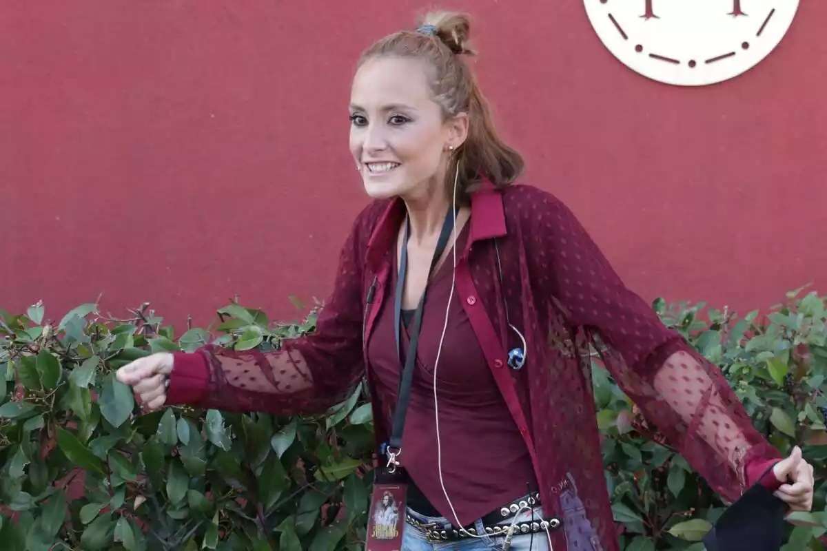 Anabel Dueñas feliz con una blazer granate y un micrófono en la cara en la premiere del musical de Rocío Jurado Anabel Dueñas feliz con una blazer granate y un micrófono en la cara en la premiere del musical de Rocío Jurado