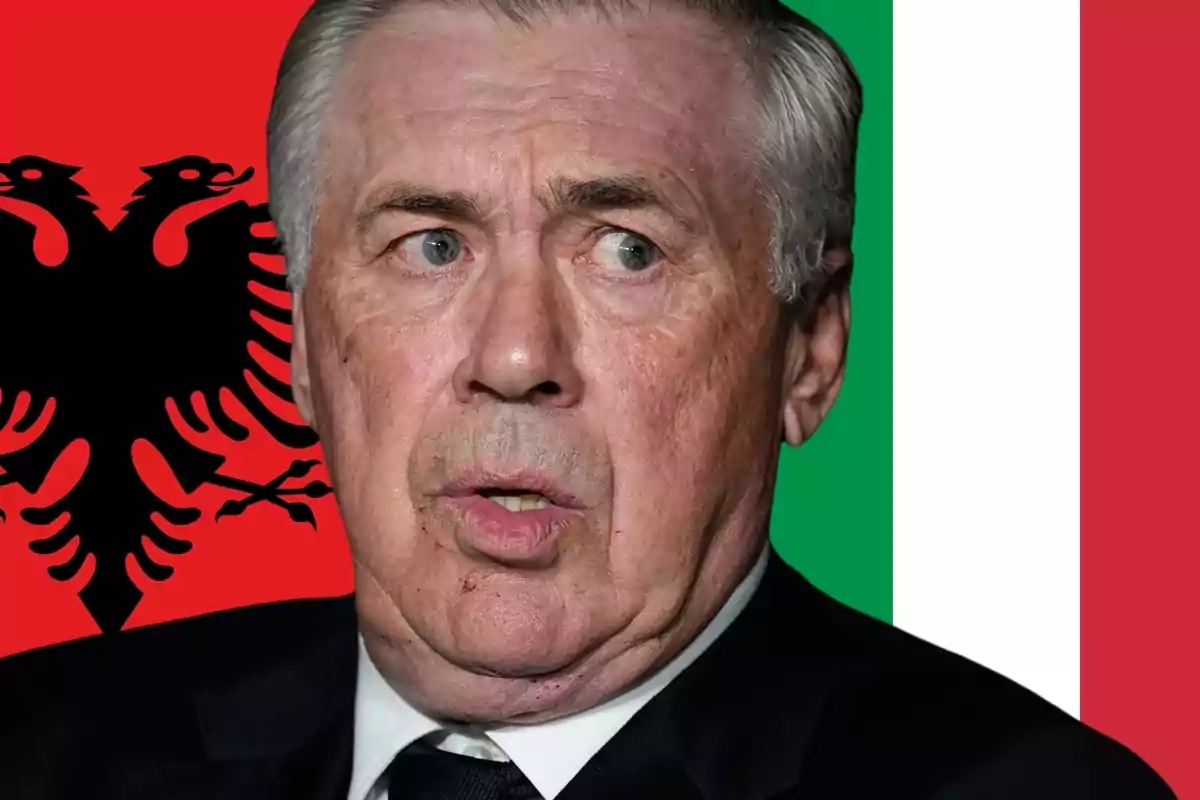 Carlo Ancelotti en primer plano con las banderas de Albania e Italia al fondo