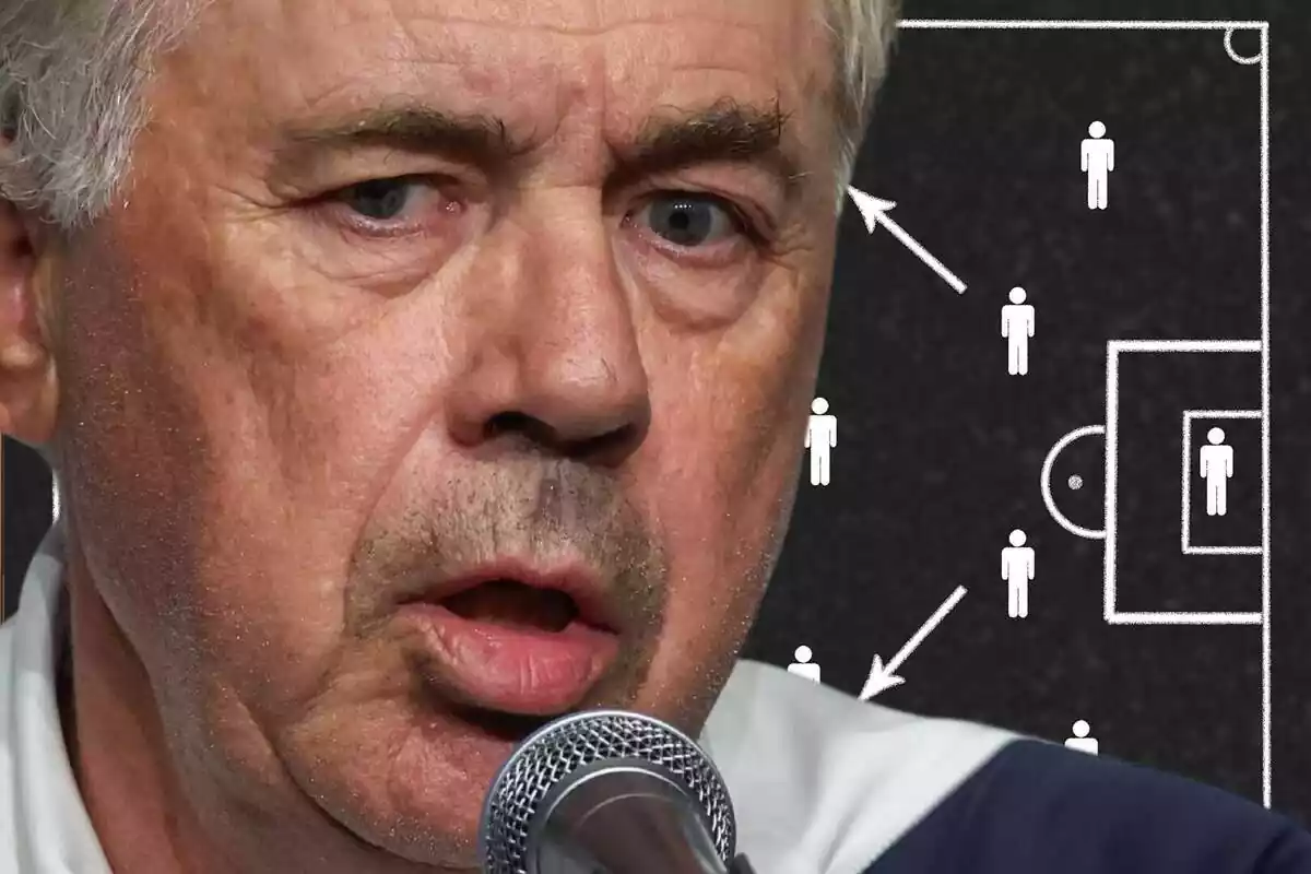 Carlo Ancelotti delante de una pizarra de fútbol