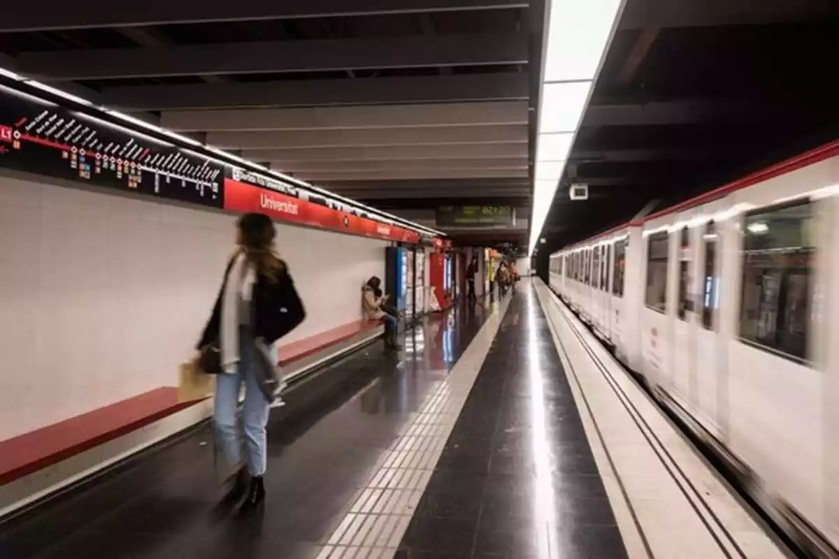 Anden de L1 del metro de Barcelona