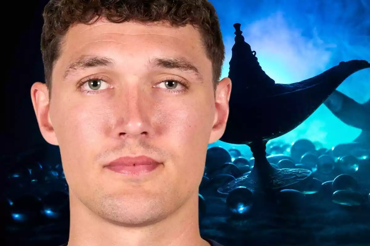 Andreas Christensen en primer plano con una lámpara mágica al fondo