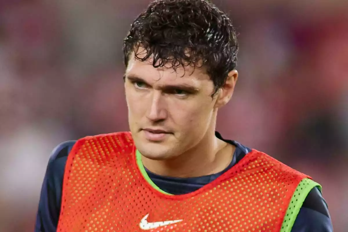 Andreas Christensen con el peto de calentamiento antes de un partido del FC Barcelona