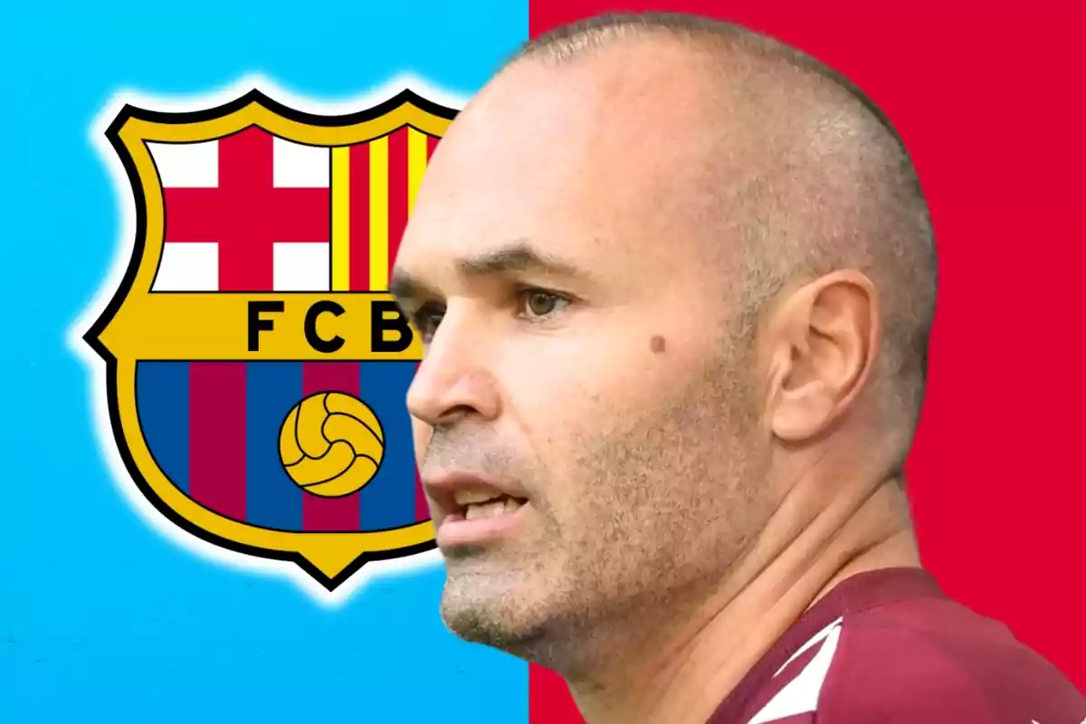 Un hombre calvo con barba corta frente al escudo del FC Barcelona.