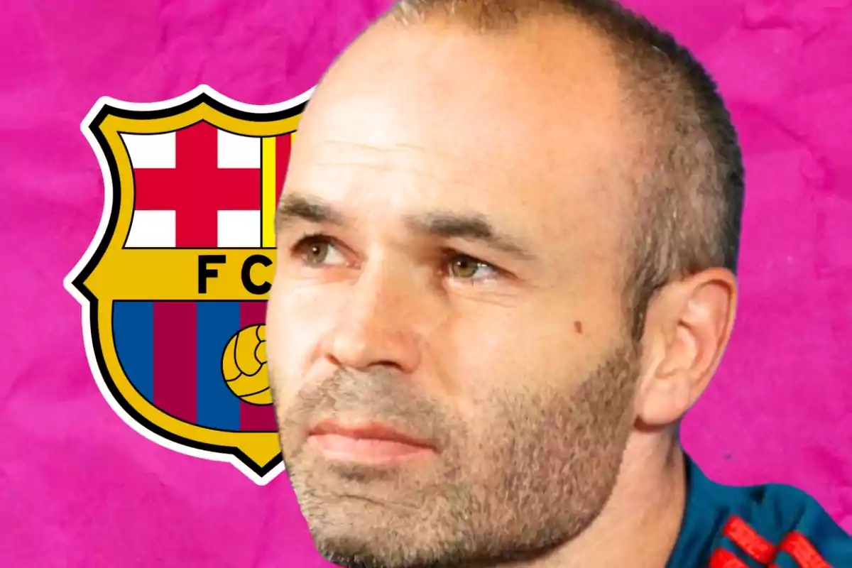 Hombre con barba y cabello corto frente al escudo del FC Barcelona sobre un fondo rosa.