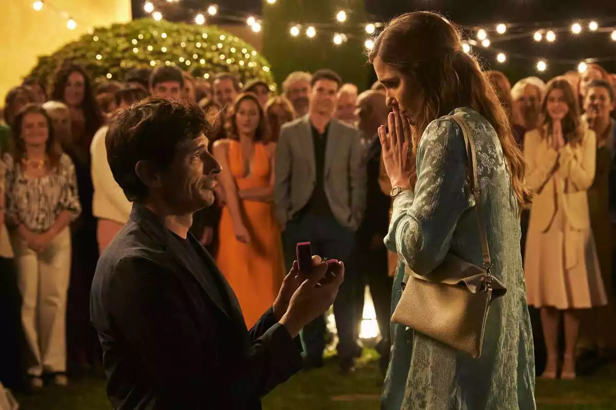 Fotografía de Andrés Velencoso pidiendo la mano a Natalia Sánchez en la serie Regreso a Las Sabinas de Disney+