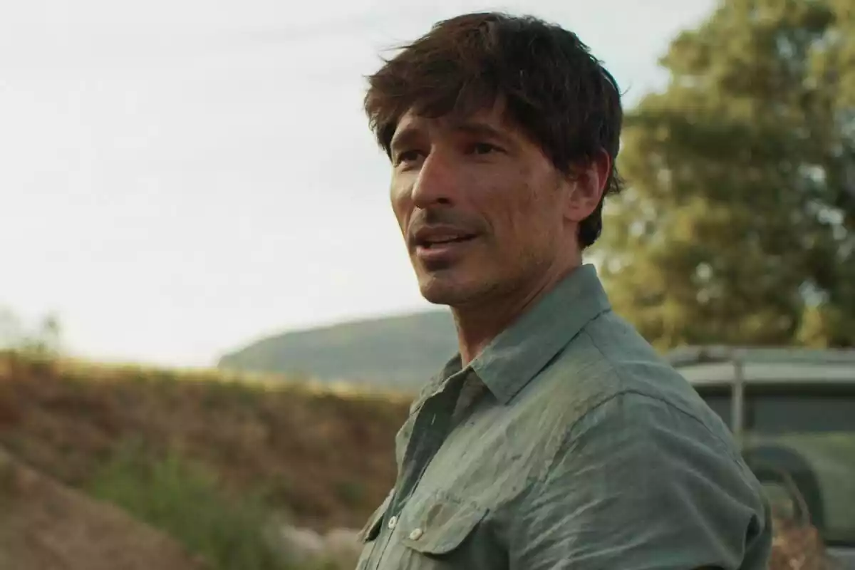 Fotografía de Andrés Velencoso en la serie Regreso a Las Sabinas de Disney+