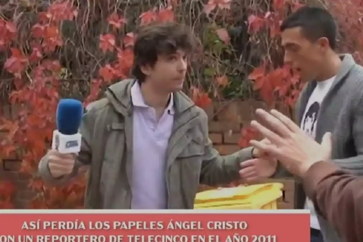 Ángel Cristo JR con un micrófono de televisión apartando a un reportero mientras otra persona le señala, en unas imágenes emitidas en Socialité del año 2011 Ángel Cristo JR con un micrófono de televisión apartando a un reportero mientras otra persona le señala, en unas imágenes emitidas en Socialité del año 2011