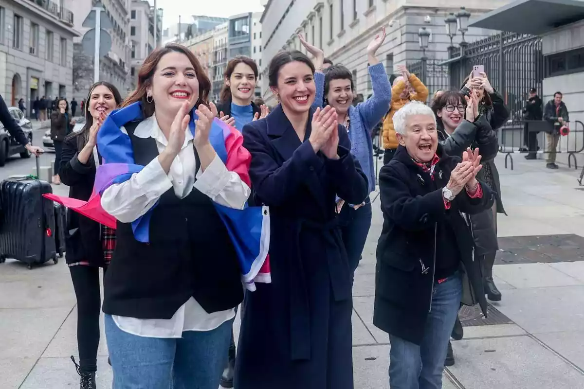 La ministra de Igualdad, Irene Montero (c), celebra la aprobación de la Ley Trans, junto a la secretaria de Estado de Igualdad y contra la Violencia de Género, Ángela Rodríguez Pam (i), y la directora general de Diversidad Sexual y Derechos LGTBI, Boti García Rodrigo (d), a la salida del Congreso de los Diputados, a 22 de diciembre de 2022, en Madrid