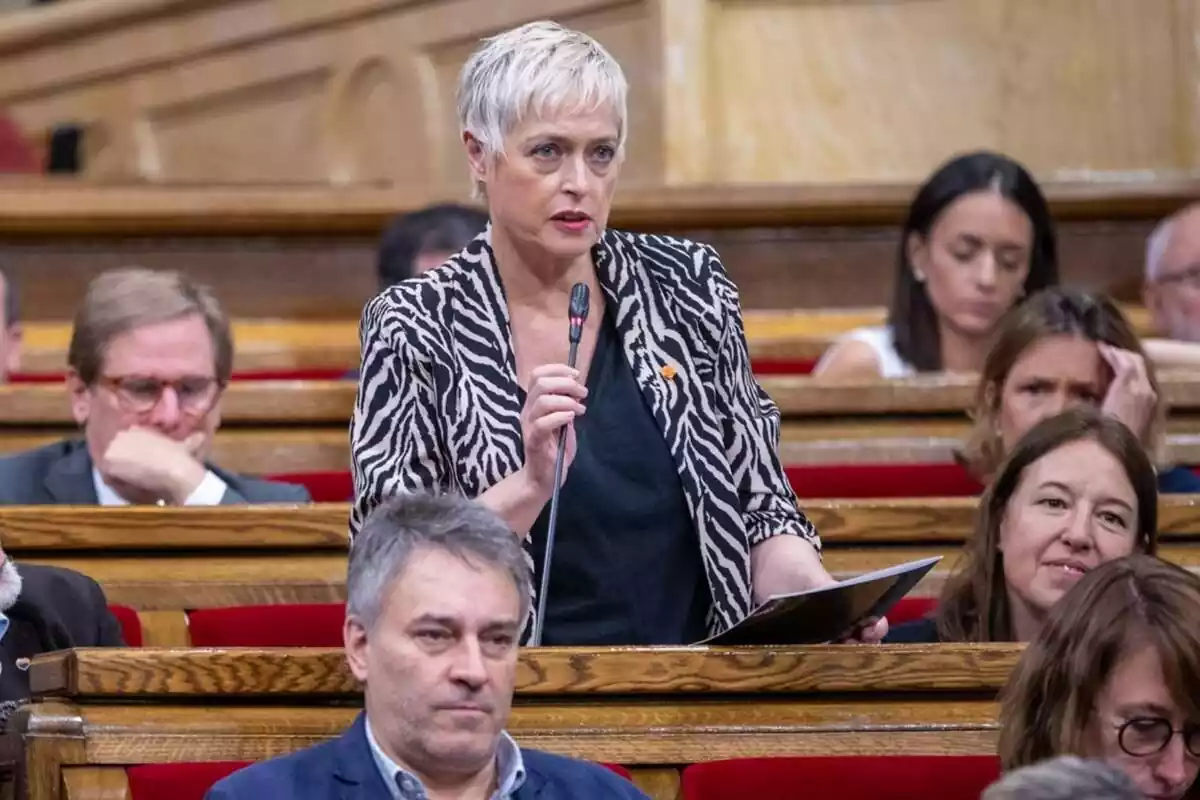 Plano medio de Anna Grau hablando desde su escaño en el Parlament de Cataluña