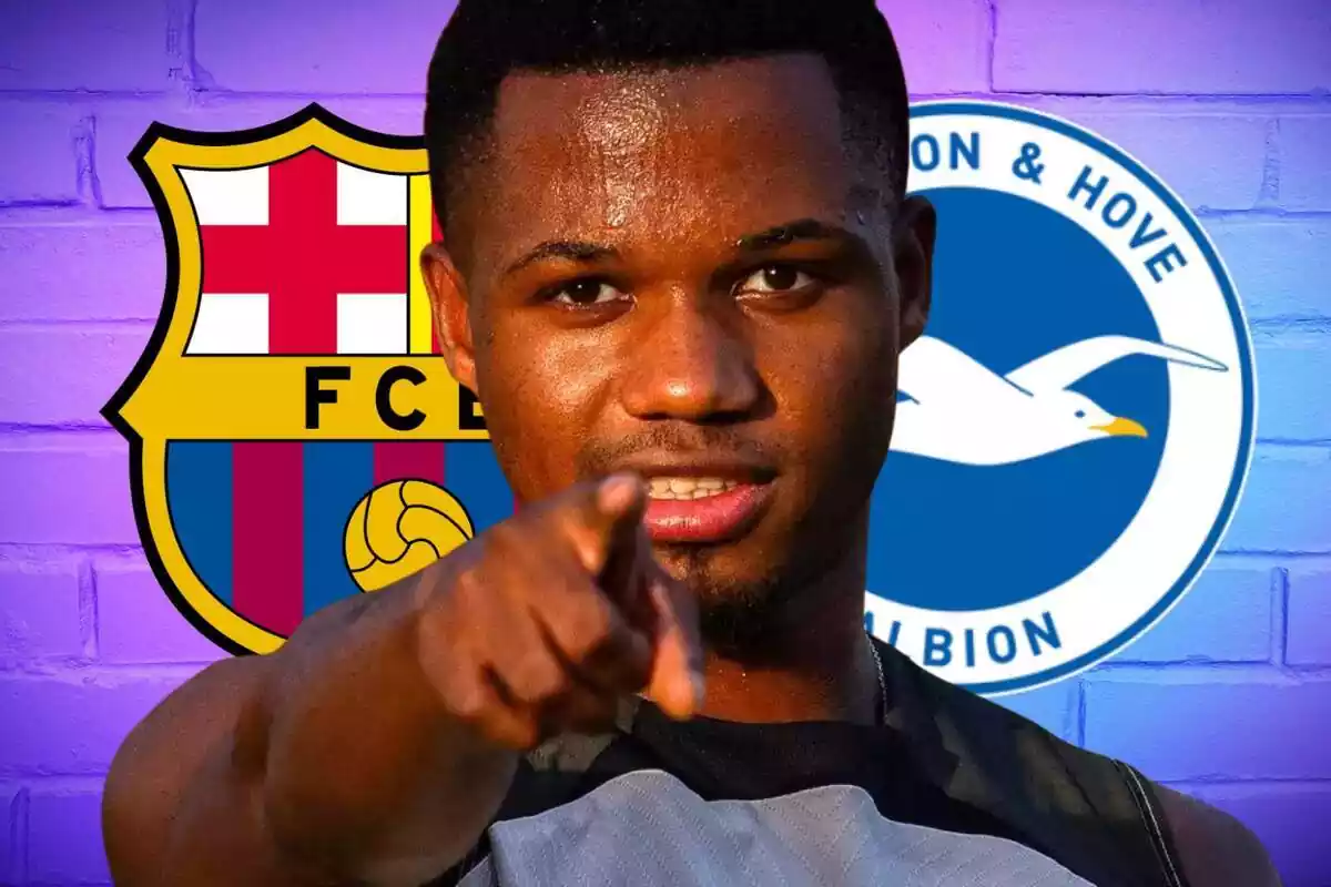 Ansu Fati señalando con el dedo con el escudo del FC Barcelona y del Brighton al fondo