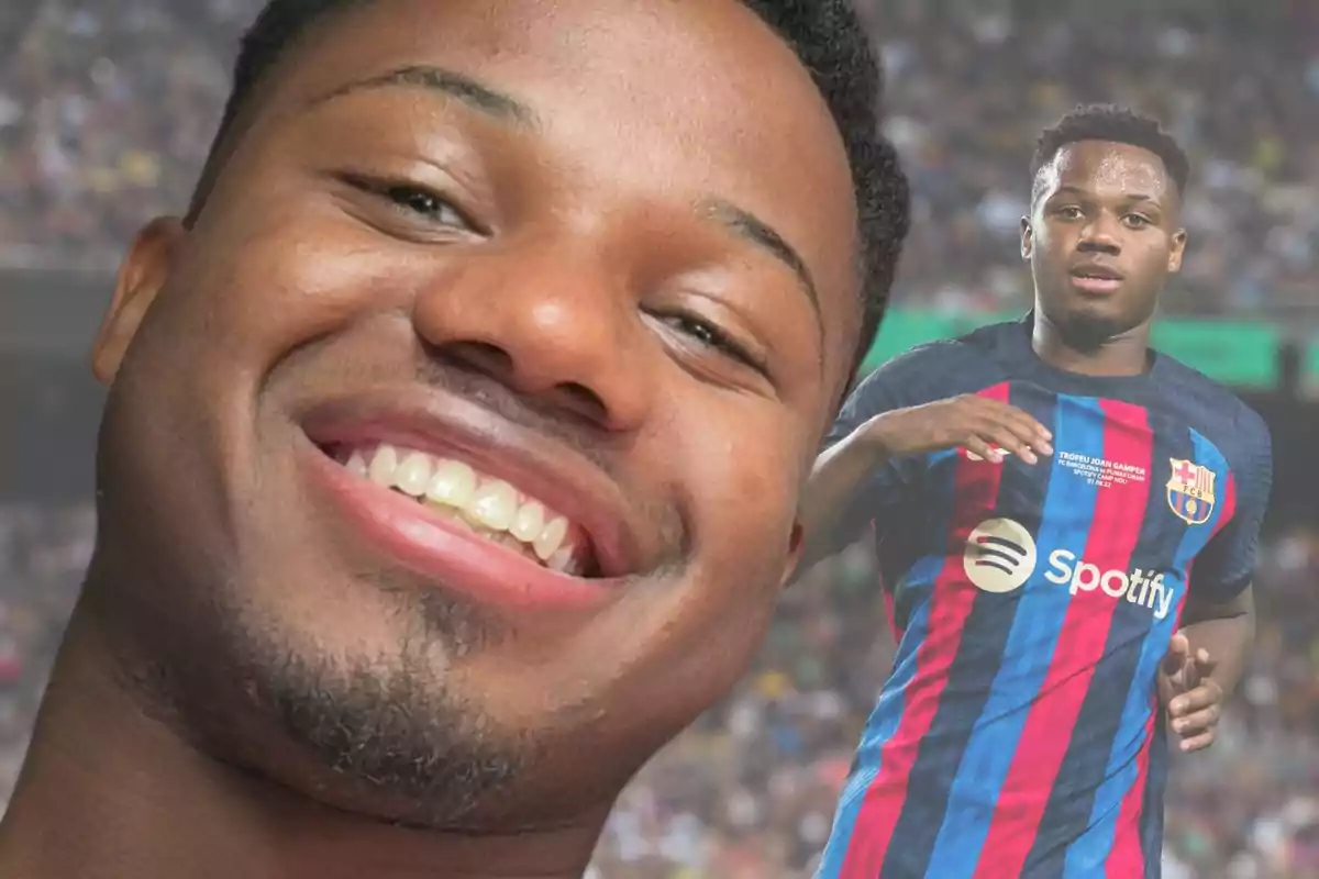 Un hombre sonriente en primer plano con una imagen de él mismo jugando al fútbol en el fondo, vistiendo el uniforme del FC Barcelona.