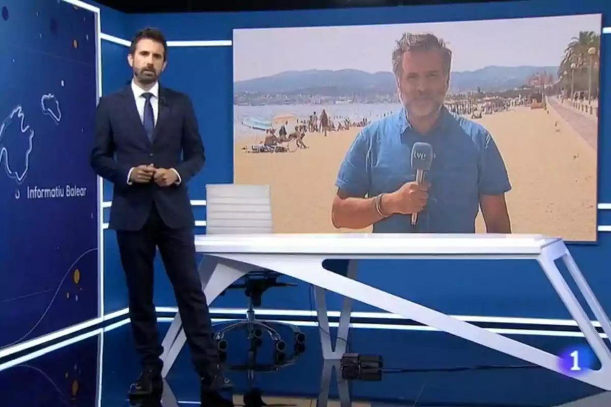 Bernat Company de noticias en un estudio de televisión con Antonio Aranda en la pantalla detrás de él, quien está en una playa sosteniendo un micrófono.