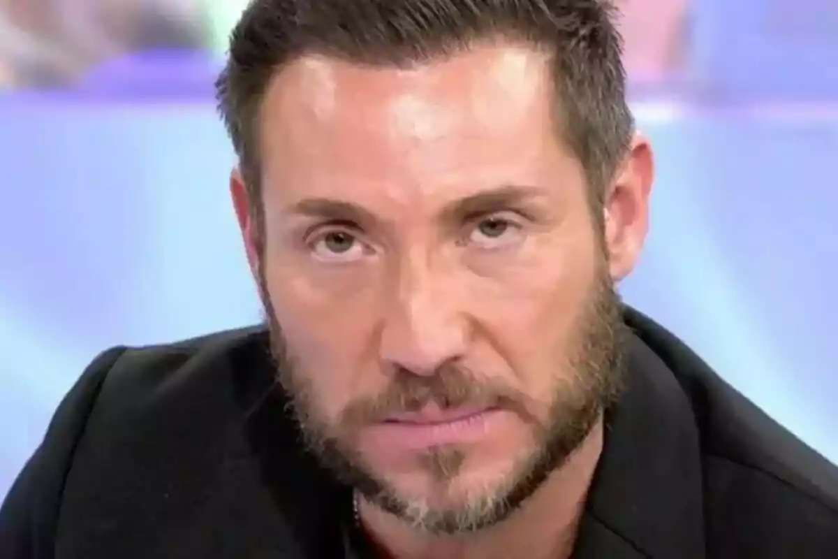 Antonio David Flores con barba y cabello corto mira fijamente a la cámara en un entorno de estudio en Sálvame.
