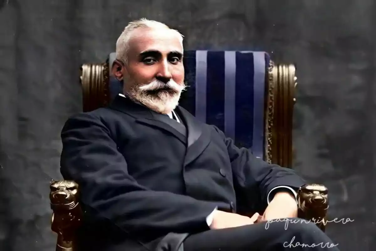 Un hombre de cabello y barba blanca sentado en un sillón elegante con un fondo oscuro. Un hombre de cabello y barba blanca sentado en un sillón elegante con un fondo oscuro.