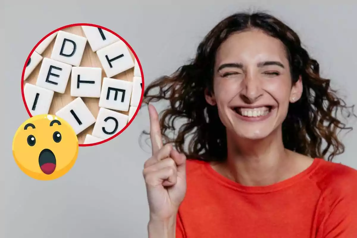 Una mujer sonriente con una camiseta naranja señala hacia un círculo que contiene fichas de letras desordenadas y un emoji sorprendido.