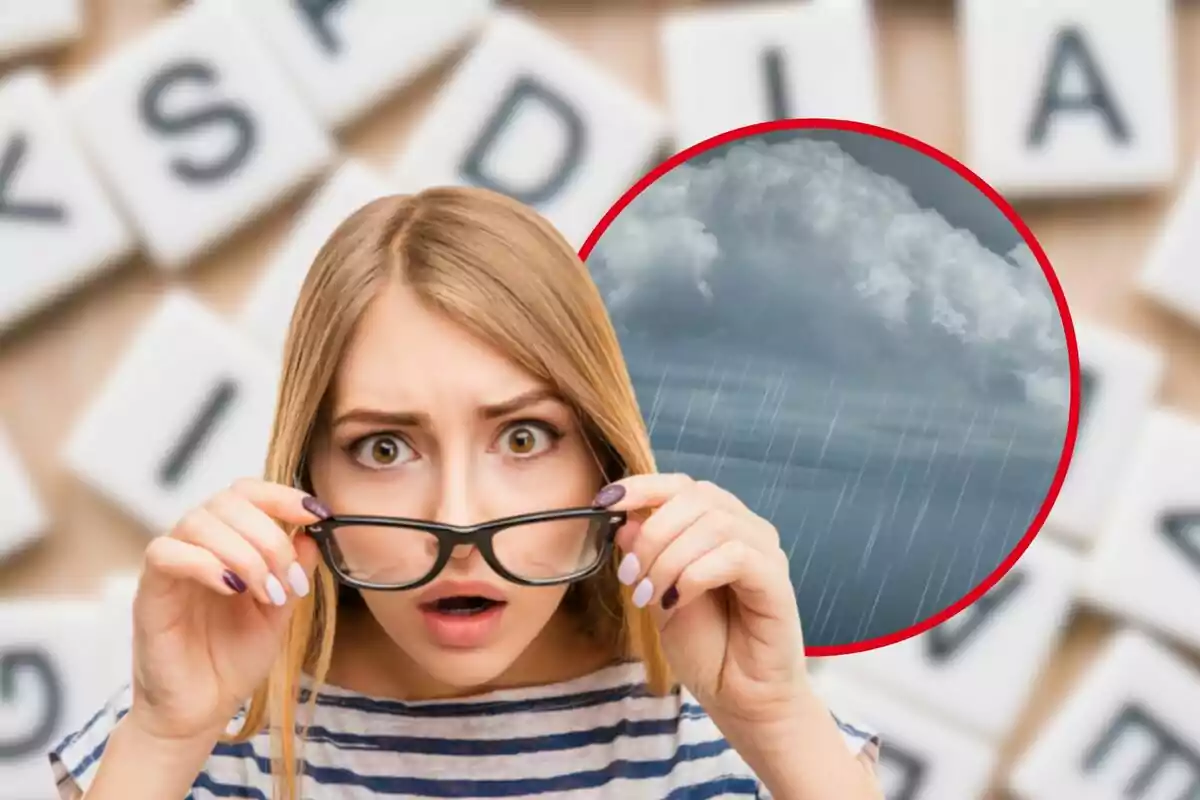 Una mujer con expresión de sorpresa se ajusta las gafas mientras en el fondo se ven letras de un juego de mesa y un círculo que muestra una imagen de nubes de tormenta con lluvia.