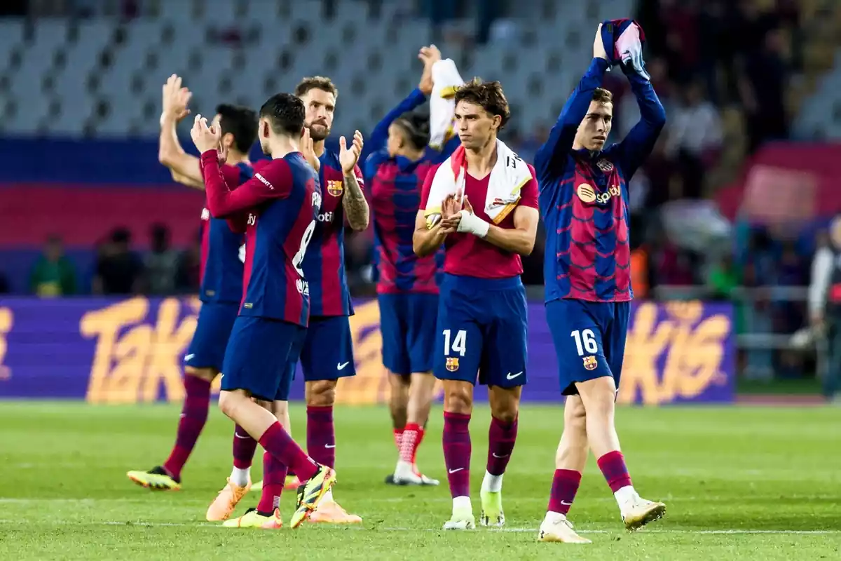 Los futbolistas del FC Barcelona saludan al público al terminar el partido contra el Rayo Vallecano